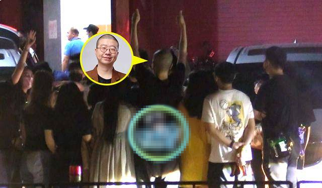 李诞离婚后现身录节目 和粉丝开心合影似未受影响