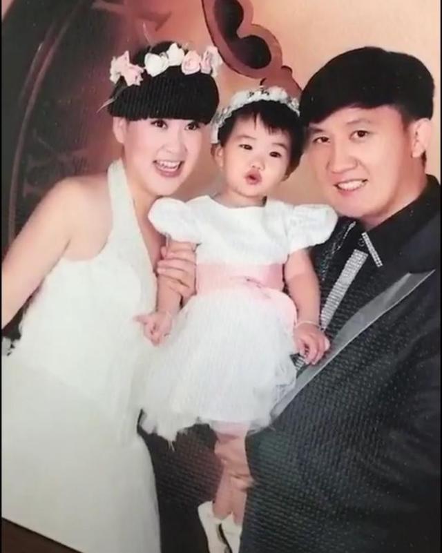 杨树林晚上带女儿外出玩耍 妻子赵丹入狱后变低调