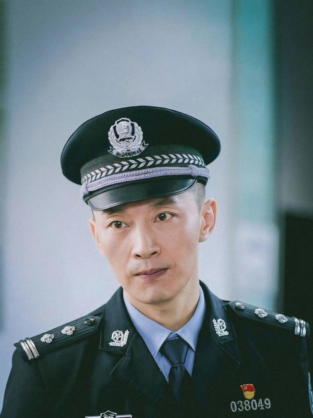 演员曹磊变身暖心民警 实力派演绎在线反差萌