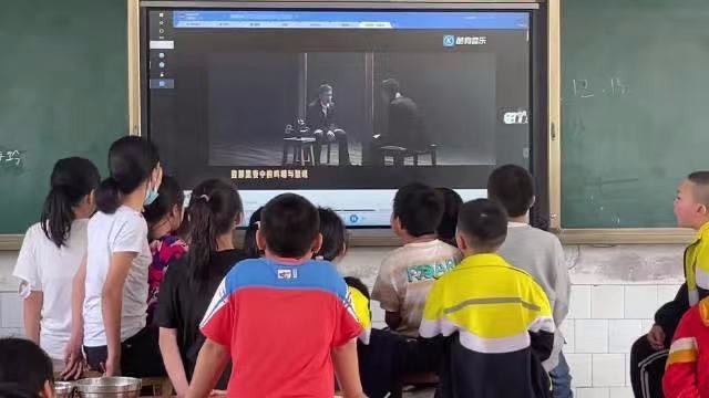 陈奕迅《孤勇者》小学生大合唱影片登上微博热搜