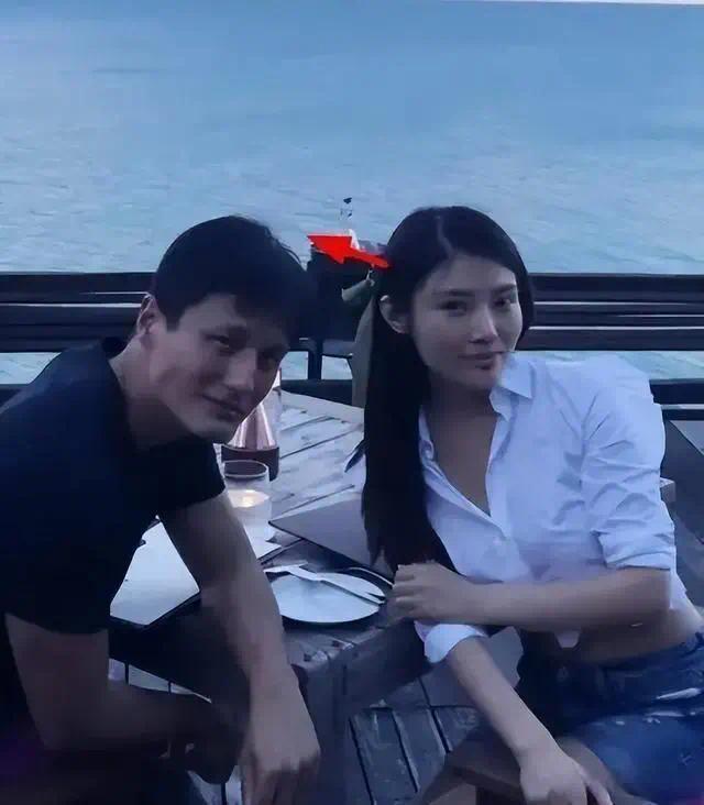 "椰树女神"徐冬冬订婚 晒订婚钻戒大到亮瞎眼