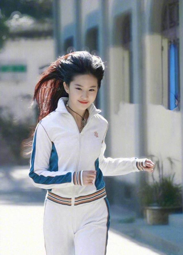刘亦菲17岁跑步旧照 连头发丝都在发光！