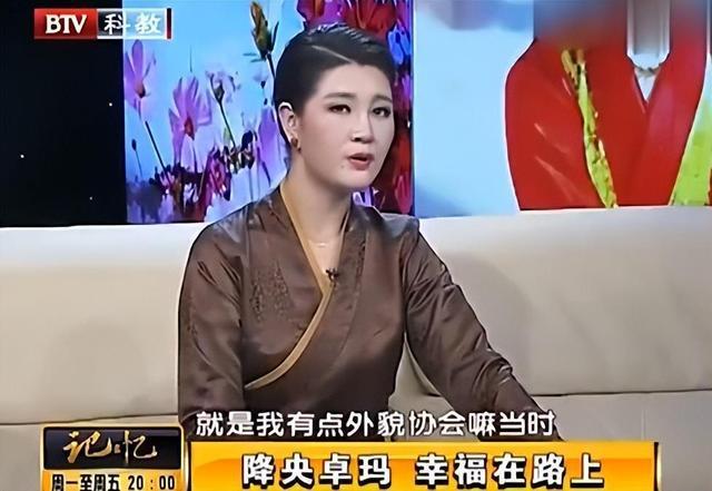 歌手降央卓玛：因丈夫高颜值疯狂倒追，婚后生3胎，如今怎么样了