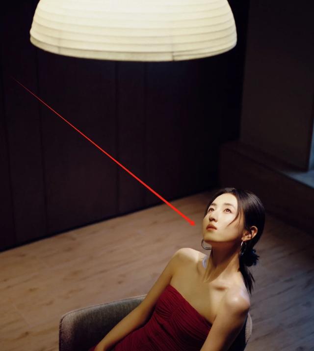 第32屆大學生電影節閉幕紅毯，孫怡紅發驚艷吸睛，馬思純優雅大氣 紅毯造型引熱議