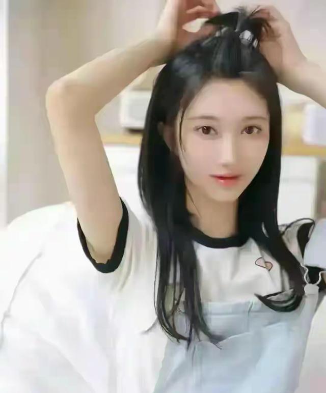 北京一校花师姐,太漂亮了!拍不出她万分之一的好意思,太迷东谈主了 北电新晋校花栾一诺