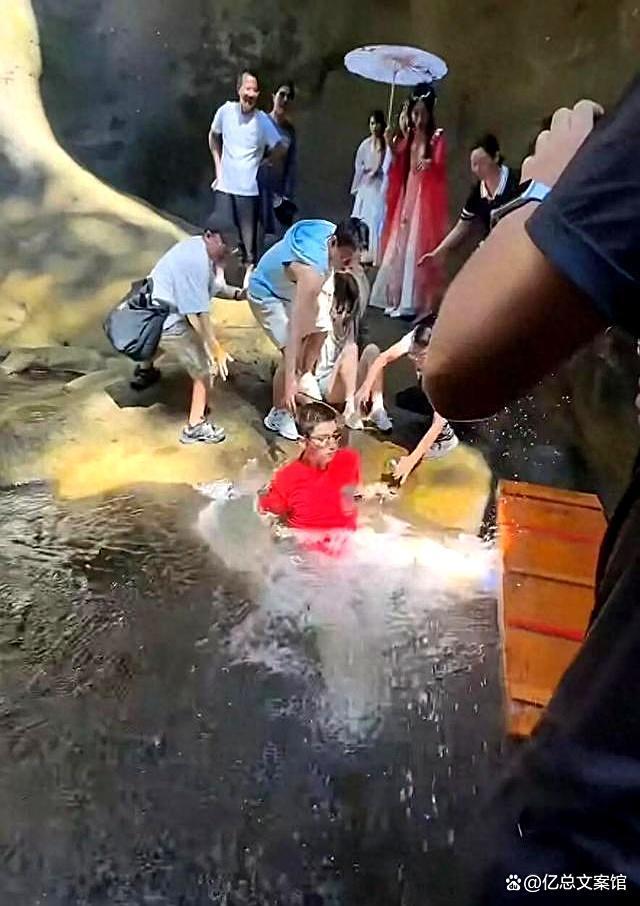 张继科景区落水：被人一脚踹下去的 游客本能援手