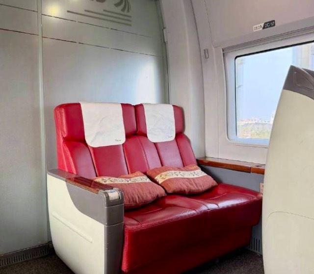 高铁这两个座是干嘛的 被网友戏称为"低东说念主一等座"或"1.5等座"