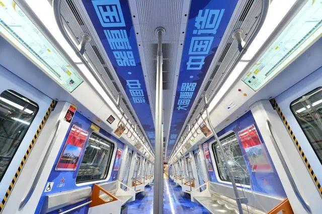 四川省成都市打造“铸魂强军号”主题地铁列车