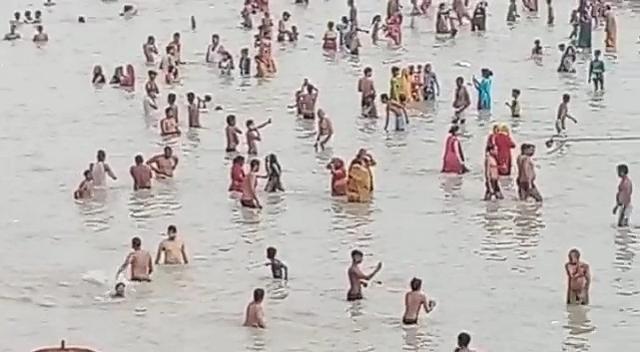 印度人又不戴口罩扎堆涌向恒河，网友：自杀