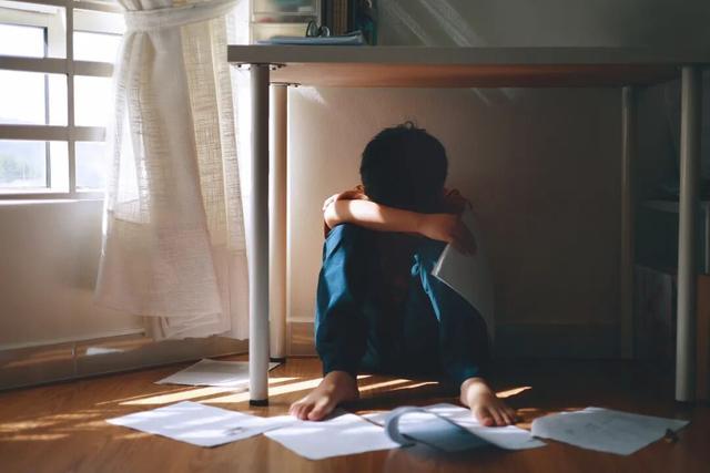 开学第一天，高中生手抖到握不住笔！医生：这不是装病