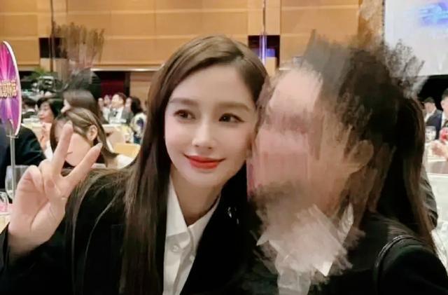 杨颖迪士尼陪儿子玩海盗船，母子玩得尽兴！小海绵侧脸太像黄晓明