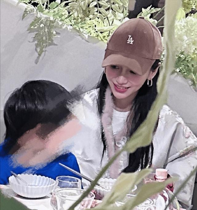 杨颖迪士尼陪儿子玩海盗船，母子玩得尽兴！小海绵侧脸太像黄晓明