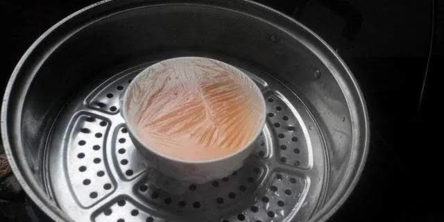 蒸鸡蛋羹时,万万不可用温水和凉水,用它代替,鸡蛋鲜嫩有营养