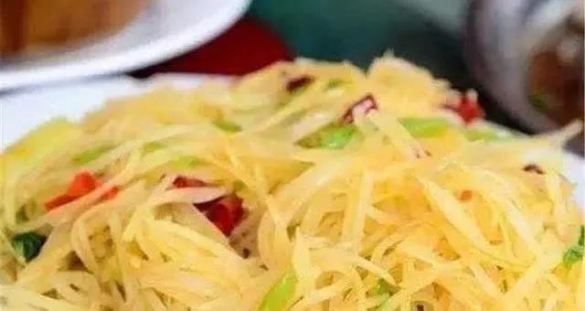 炒土豆丝总是粘锅，那是因为没掌握技巧，这样去做好吃不粘锅