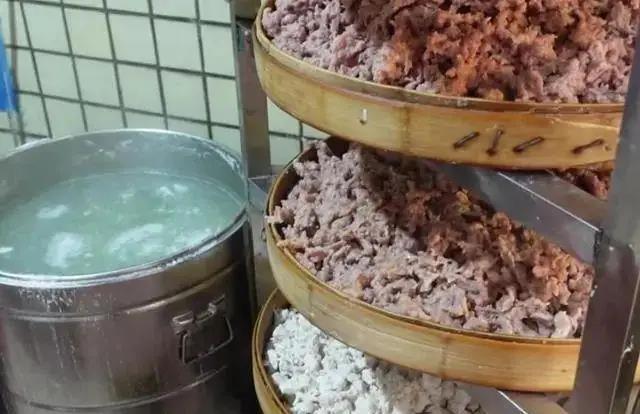福建用鲨鱼制作的小吃，9元一碗全是肉，环境破旧却人气满满