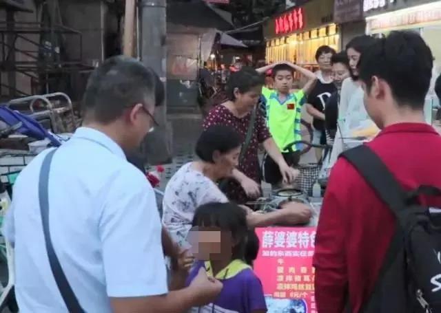 成都八旬婆婆街边做蛋烘糕，馅料是别家的2倍，顾客多到包围小摊