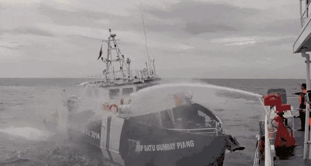 菲船员向中国海警举白旗 非法侵闯黄岩岛领海