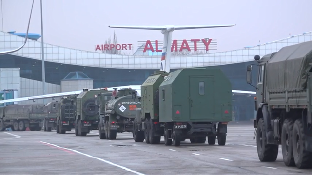 俄维和部队在哈萨克斯坦阿拉木图机场训练