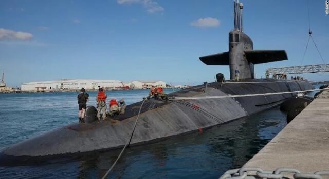 美频频“秀肌肉”！核潜艇停靠关岛，航母群聚拢