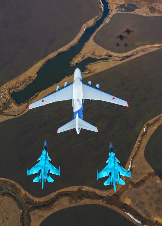 俄罗斯苏-34战斗轰炸机和伊尔-78空中加油机编队飞行的精彩镜头。