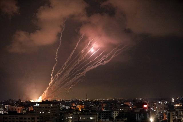巴以持续冲突:火箭弹频繁闪过夜空 已造成加沙地带44人死亡