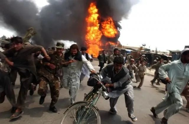 ▲2003年6月，民众逃离喀布尔一处爆炸现场。图源：新华社