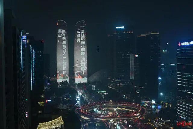 上海跨年夜再现“拉链式人墙”各地灯火璀璨迎接新年