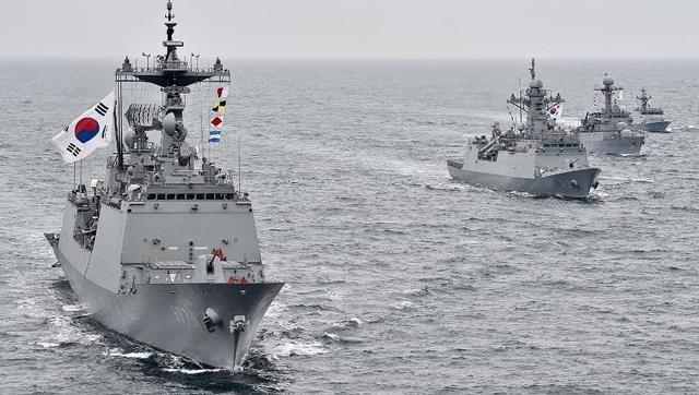 美英韩三国海军在韩国海域举行联合演习
