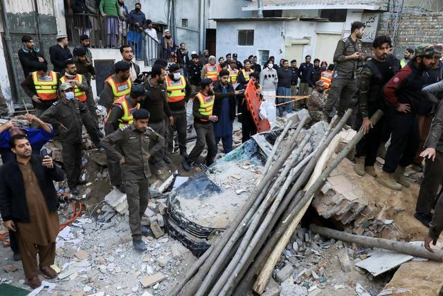 巴基斯坦清真寺爆炸已致63死 汽车被压在瓦砾下，现场一片狼藉