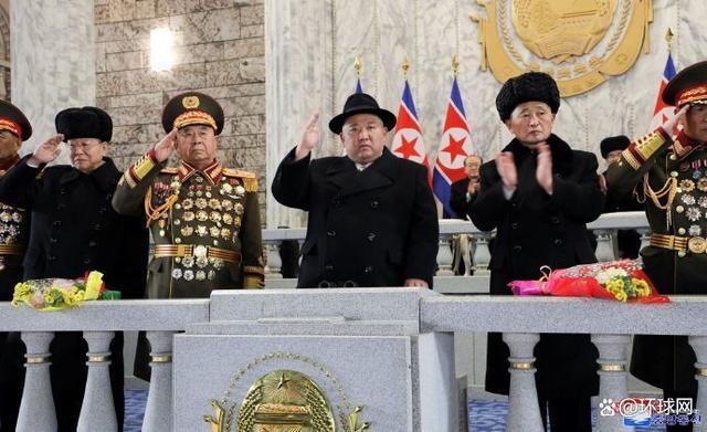 金正恩携女儿亮相朝鲜阅兵现场 纪念人民军建军75周年 战术核运用部队方阵等亮相