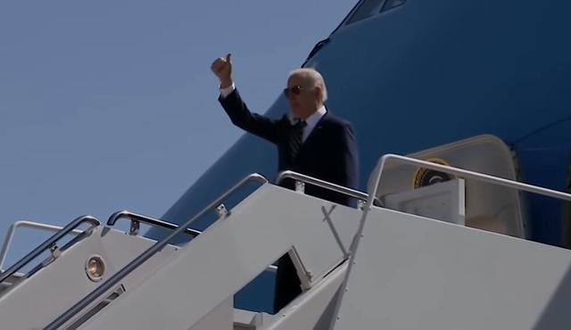 拜登登机时踉跄跌倒 已非首次 回顾拜登摔倒瞬间!