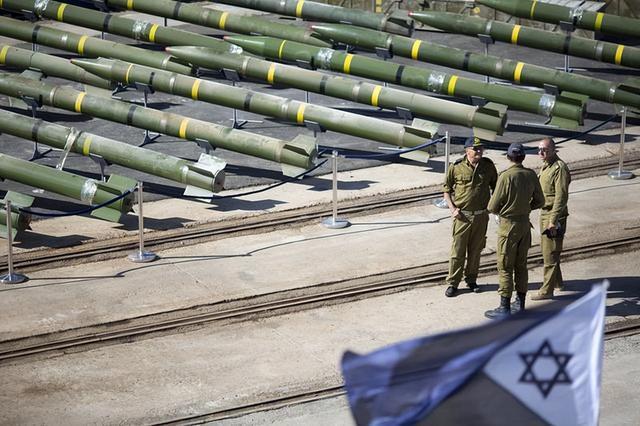 数枚火箭弹突袭以色列 中东恩怨又开始了并且是主动的开火