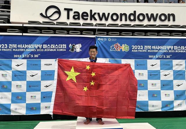 中国台湾选手举国旗领奖 五星红旗亮相颁奖台