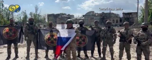 俄军宣布拿下巴赫穆特 俄罗斯的国旗插上建筑物普京祝贺