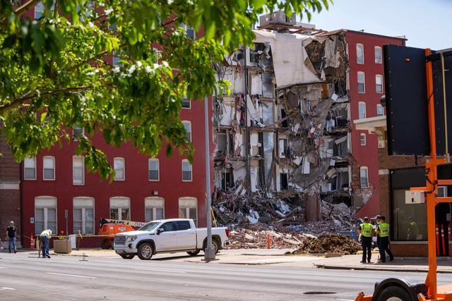 美国一公寓楼部分坍塌 目前暂不清楚有多少人失踪未发现人员死亡