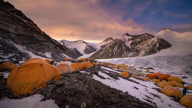 尼泊尔军队清理珠峰垃圾 清扫活动中两名随队尼泊尔登山向导不幸身亡