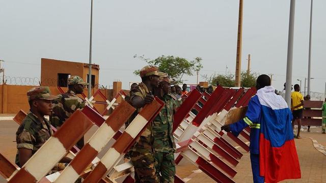 尼日尔军政府称法国正集结军队，马克龙给出动武前提