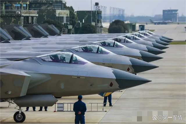 央视曝光：外机逼近中国领空，多架歼-20起飞迎敌，成功逼退外机