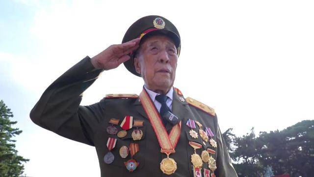 96岁老兵跨越时空向牺牲战友敬军礼 分享祖国强大与军队现代化成就
