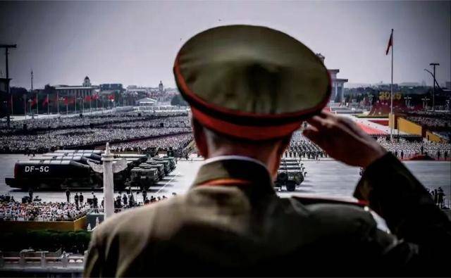 96岁老兵跨越时空向牺牲战友敬军礼