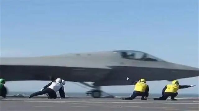 为了福建舰“零帧急停”，中国整整布局20年！直击美国最强项