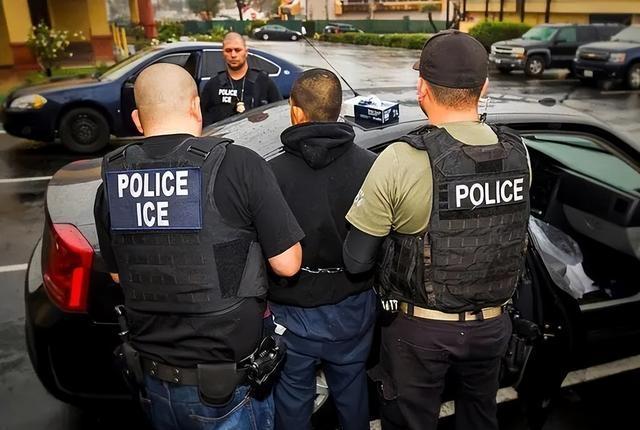 美国移民局特工当街爆头美公民引爆怒火，这个机构为何无法无天？