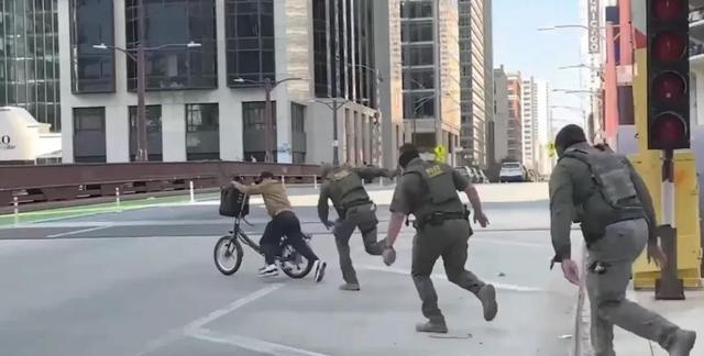 美国移民局特工当街爆头美公民引爆怒火，这个机构为何无法无天？