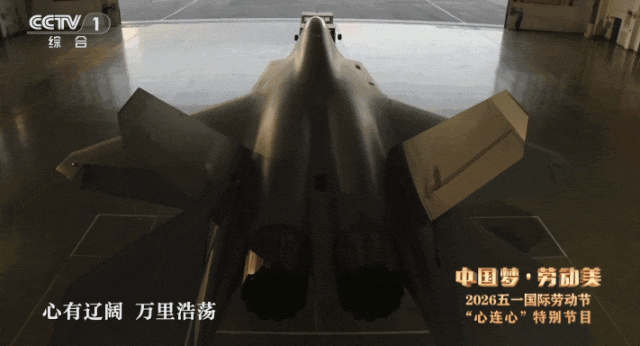 歼-35“0001编号”战机亮相！