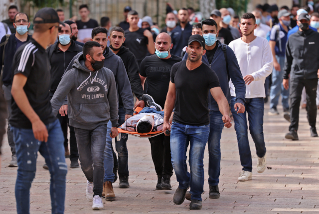 △巴勒斯坦穆斯林民众同以色列军警在阿卡萨清真寺旁爆发冲突 图片来自网络