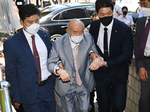 突发！韩国90岁前总统受审时呼吸困难中途退庭