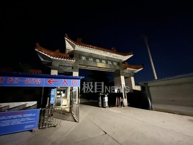 安徽牺牲消防员即将离队结婚 女朋友独自到殡仪馆祭拜