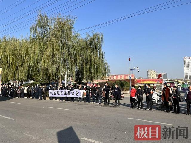 救人牺牲消防员父母两遭丧子之痛 母亲守在墓前不愿离去