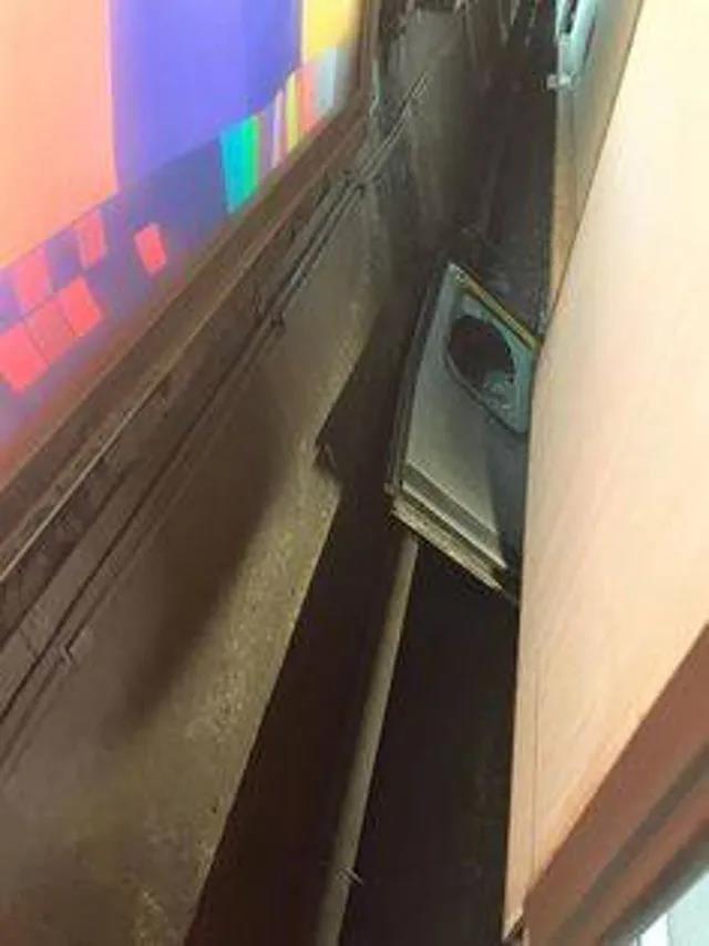 列车车门脱落 港铁:隧道广告牌部件移位后产生碰撞