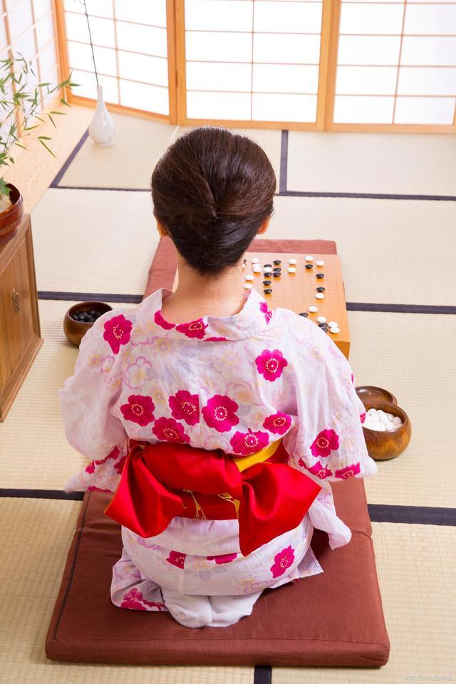 女子公祭日穿和服拍摄 被批评教育 到底是有心还是无意？